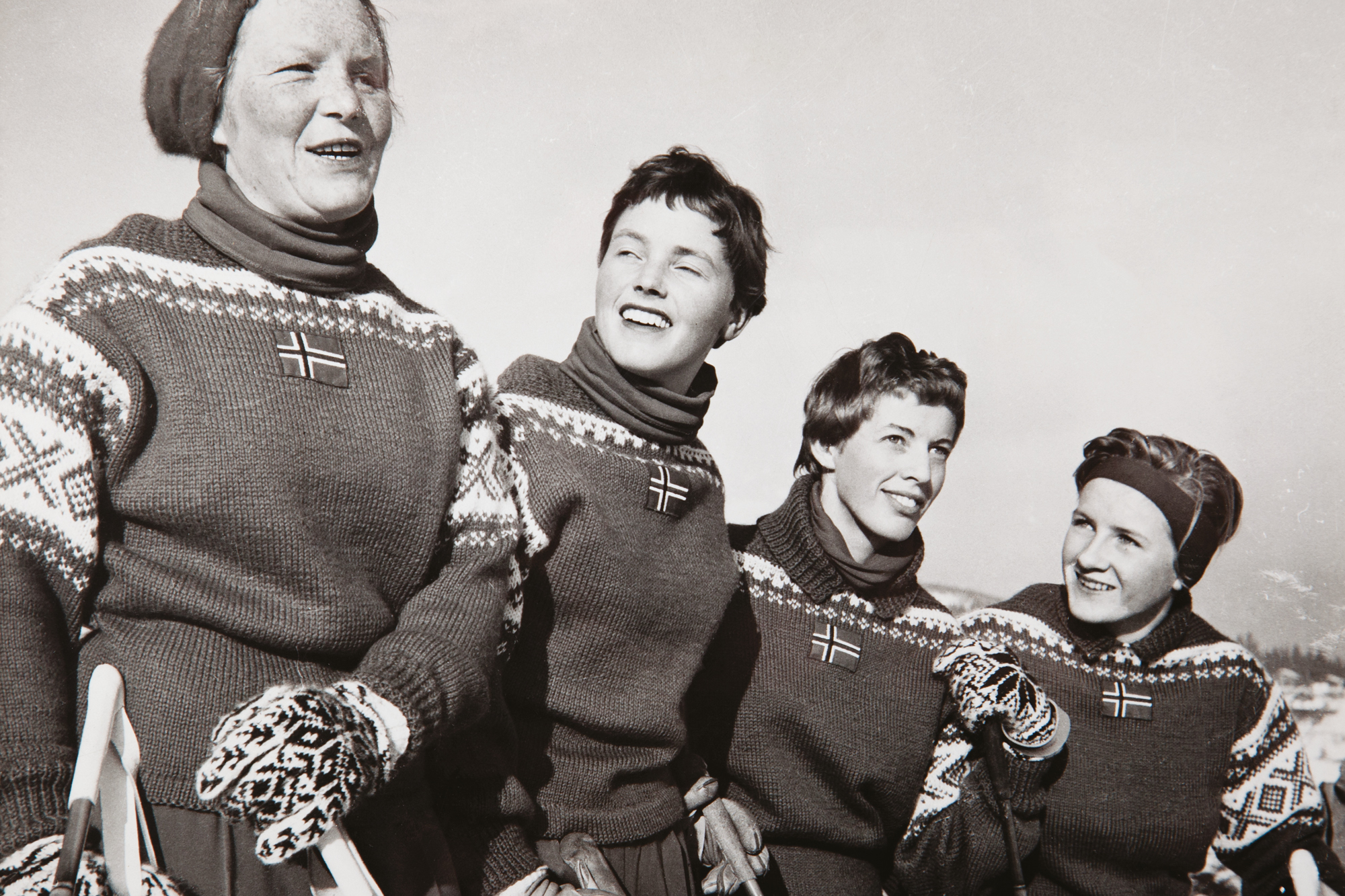 Cortina genseren fra 1956 fra Dale of Norway båret av kvinnelige modeller